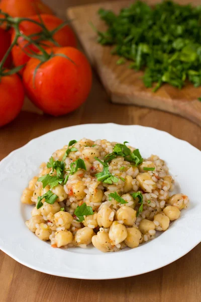 Kikärter med ris och tomatsås. Frisk vegan mat — Stockfoto