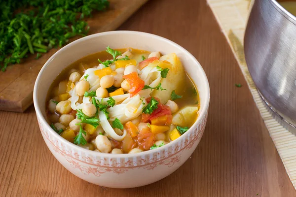 Frisk vegan soppa med kikärter, pasta, pumpa och potatis — Stockfoto