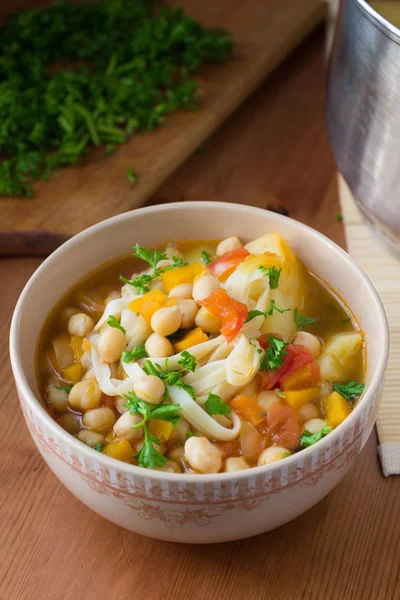 Vegan υγιή σούπα με ρεβίθια, ζυμαρικά, κολοκύθι και πατάτα — Φωτογραφία Αρχείου