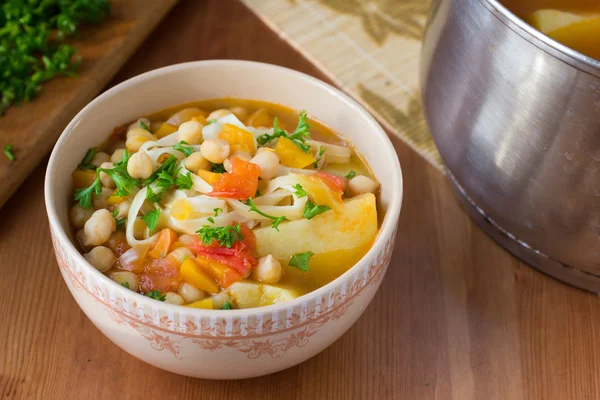 Sopa vegan saudável com grão de bico, macarrão, abóbora e batata — Fotografia de Stock