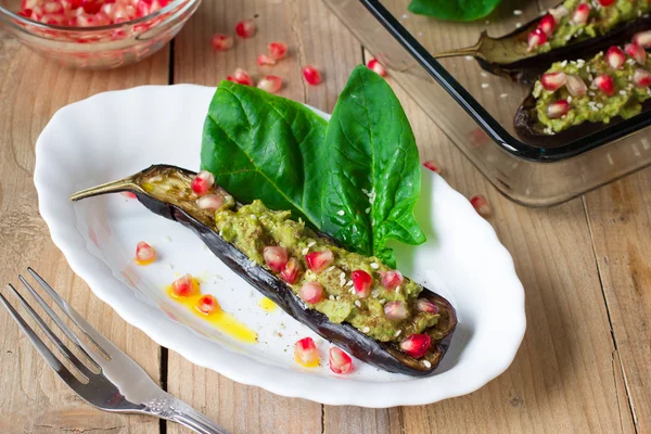 Spicy roasted eggplants with pomegranate seeds — Stock Photo, Image