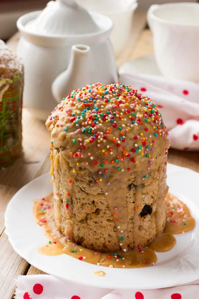 Tradiční velikonoční chléb - kulich s rozinkami a mákem — Stock fotografie