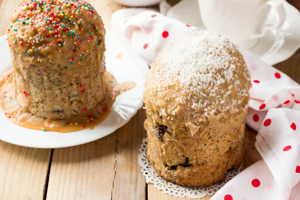 Pane pasquale tradizionale - kulich con uva passa e semi di papavero — Foto Stock