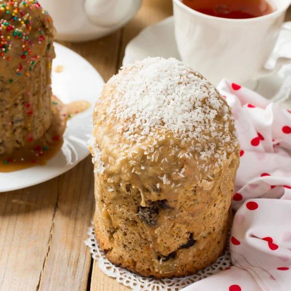 Geleneksel Paskalya ekmek - kulich kuru üzüm ve haşhaş tohumu — Stok fotoğraf