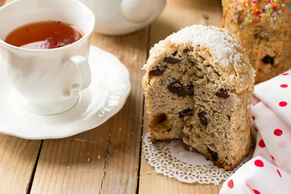 Geleneksel Paskalya ekmek - kulich kuru üzüm ve haşhaş tohumu — Stok fotoğraf