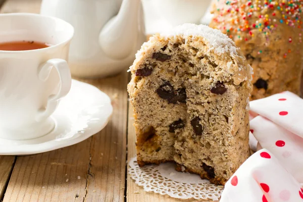 Tradiční velikonoční chléb - kulich s rozinkami a mákem — Stock fotografie