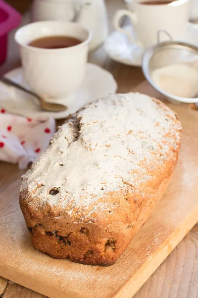 Pan dulce integral con plátanos, nueces y pasas en bakeware de silicona sobre fondo de madera —  Fotos de Stock