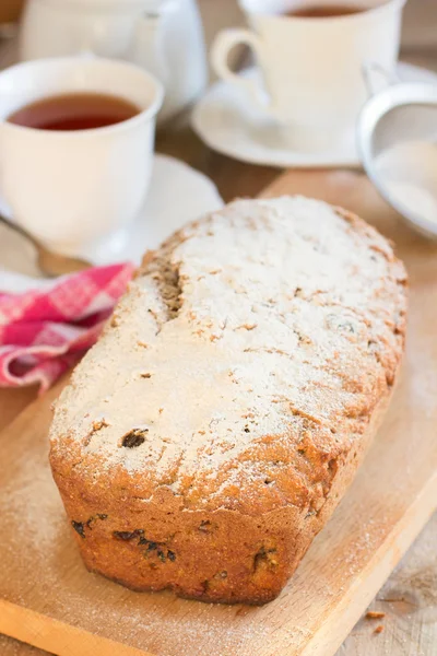 Pan dulce integral con plátanos, nueces y pasas en bakeware de silicona sobre fondo de madera —  Fotos de Stock