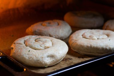 Çiğ patates doldurulmuş burek fırın tepsisi üzerinde