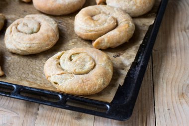 Patates doldurulmuş burek fırın tepsisi üzerinde