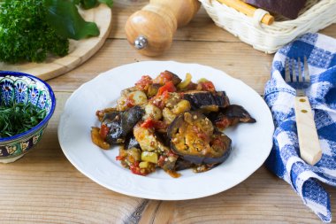 Patlıcan, biber ve domates rustik tablo ile sebze güveç