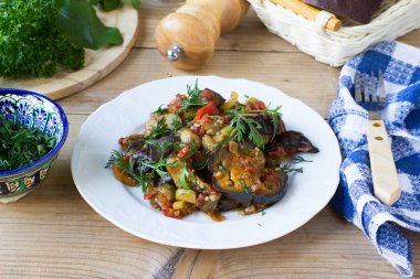 Patlıcan, biber ve domates rustik tablo ile sebze güveç