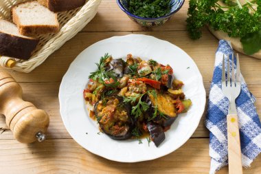 Patlıcan, biber ve domates rustik tablo ile sebze güveç