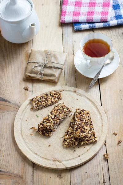 Aveia caseira e barras de quinoa muesli na mesa rústica — Fotografia de Stock