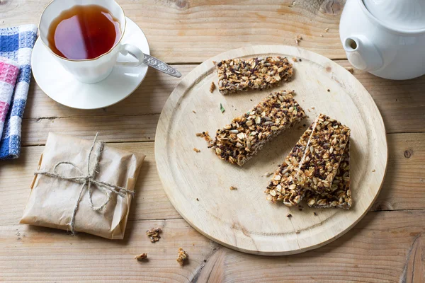 Avena fatta in casa e quinoa muesli bar su tavolo rustico — Foto Stock