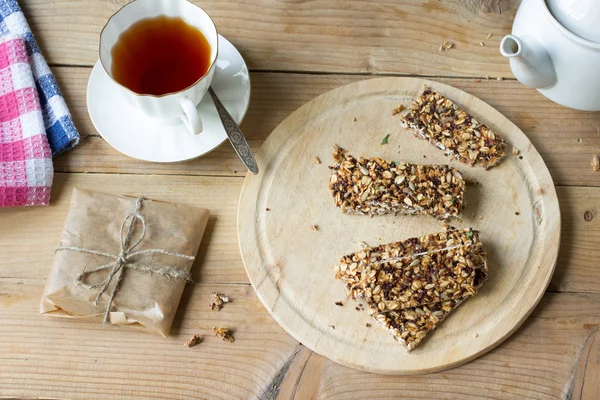 Aveia caseira e barras de quinoa muesli na mesa rústica — Fotografia de Stock