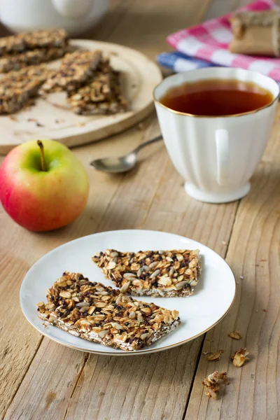 Domácí oves a quinoa müsli tyčinek na rustikální stůl — Stock fotografie