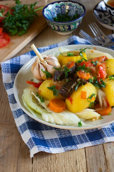 Vegane Version von usbekischem Gemüseeintopf - dimlama — Stockfoto