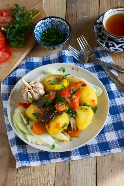 Vegan version of Uzbek vegetable stew - dimlama — Stock Photo, Image