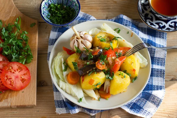 Versione vegana dello stufato di verdure uzbeko - dimlama — Foto Stock