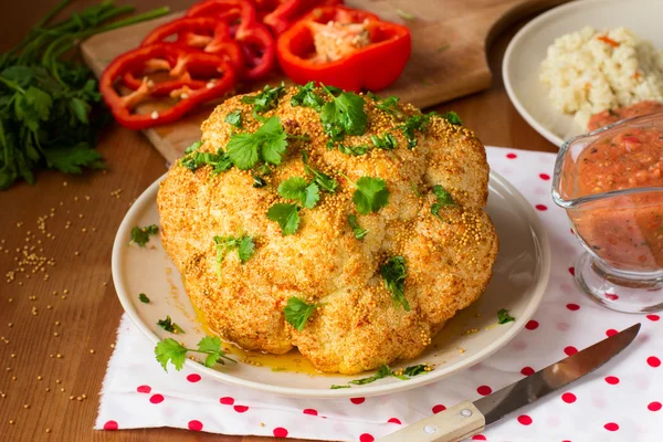 Whole roasted spicy cauliflower with mustard seeds, oil and fresh herbs — Stock Photo, Image