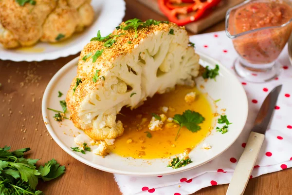 Whole roasted spicy cauliflower with mustard seeds, oil and fresh herbs — Stock Photo, Image