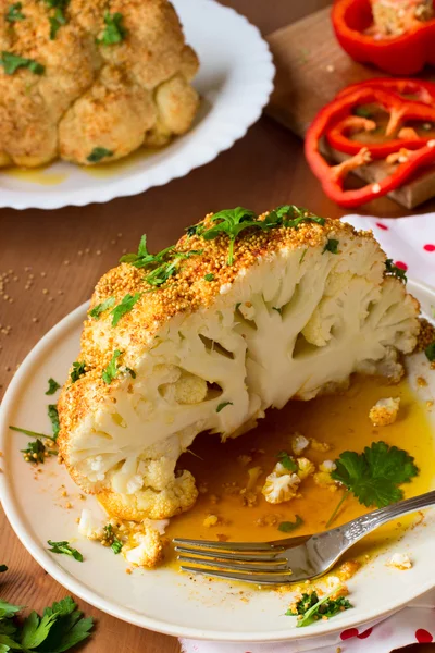 Coliflor picante asada entera con semillas de mostaza, aceite y hierbas frescas — Foto de Stock