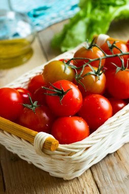 Ahşap masa taze kiraz domates. Domates sosu için malzemeler