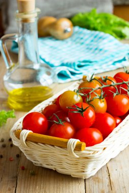 Ahşap masa taze kiraz domates. Domates sosu için malzemeler