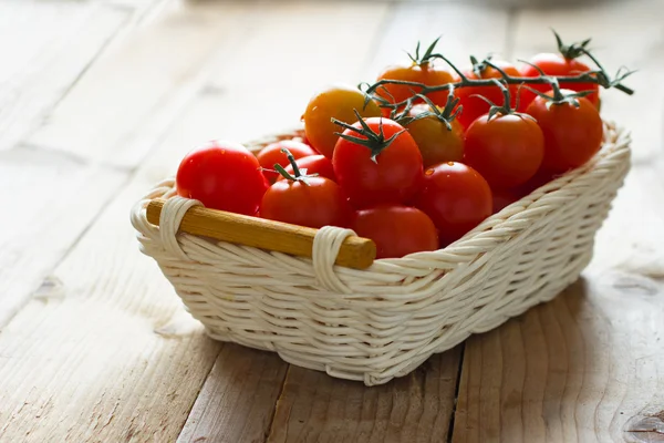 Tomates cherry frescos sobre mesa de madera. Ingredientes para salsa de tomate —  Fotos de Stock