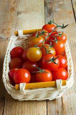 Ahşap masa taze kiraz domates. Domates sosu için malzemeler