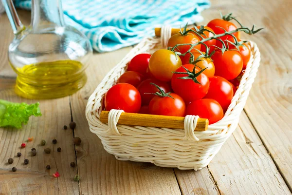 Tomates cherry frescos sobre mesa de madera. Ingredientes para salsa de tomate —  Fotos de Stock