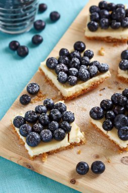 Yaban mersinli cheesecake parçaları