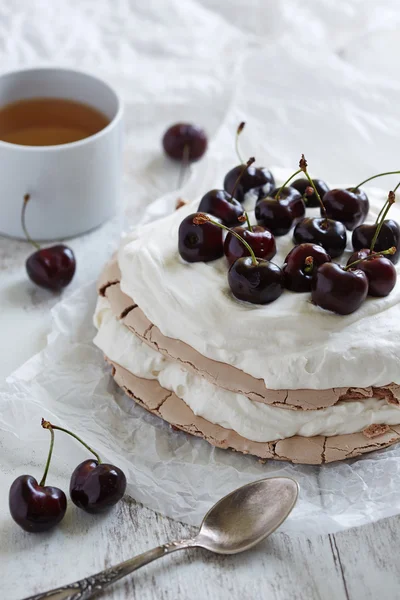 Gâteau pavlova avec des cerises fraîches sur le dessus — Photo