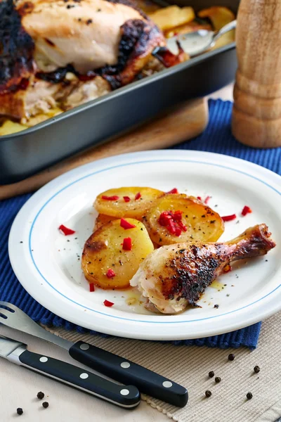 Muslo de pollo al horno y patatas — Foto de Stock