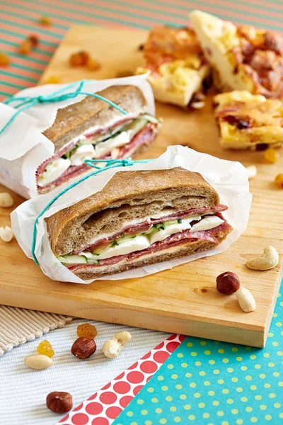 Két zárt szendvicsek, barna kenyér és a szalámi — Stock Fotó