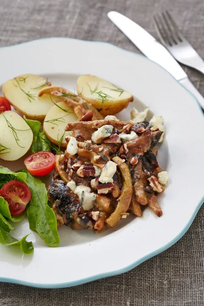 Gemüseragout mit Pilzen und Blauschimmelkäse — Stockfoto