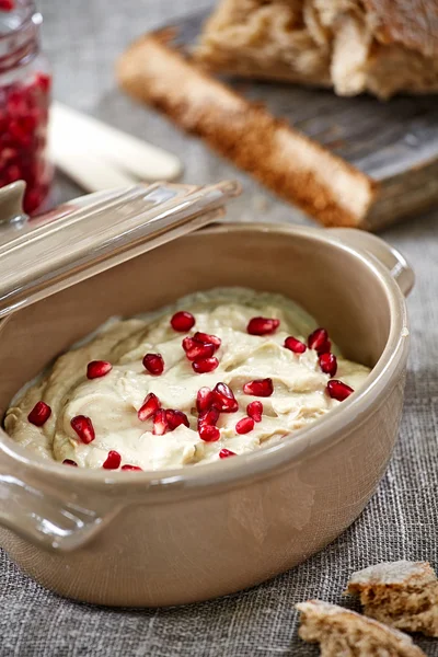 Appetitanregender Humus im Kochtopf — Stockfoto