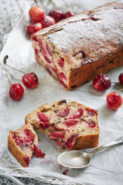 kirazlı turta ile pudra şekeri serpilir