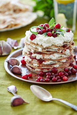 bir yığın krep lor ve reçel de bulaşmış