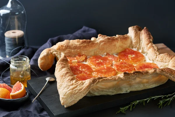 Rectangular tart with grapefruit slices — Stock Photo, Image