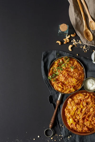 Ensopado de repolho indiano caseiro com tomates decorados com watecre — Fotografia de Stock