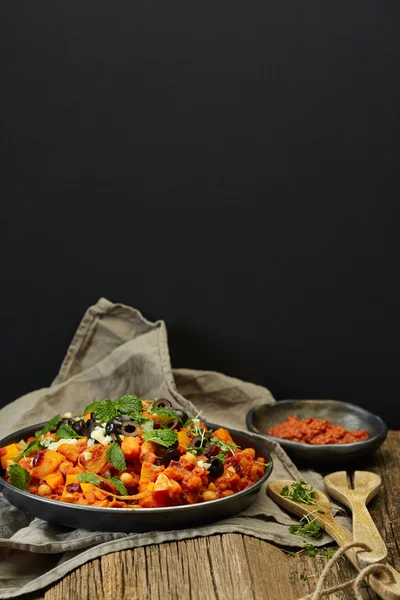 Tagine marroquino vegetal em uma placa redonda — Fotografia de Stock