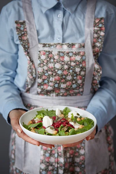 Ensalada con remolacha y queso servido en un tazón blanco — Foto de Stock