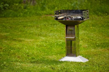 çim lane üzerinde ızgara