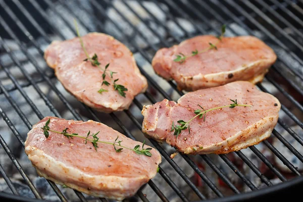 Rått kött på grillen — Stockfoto