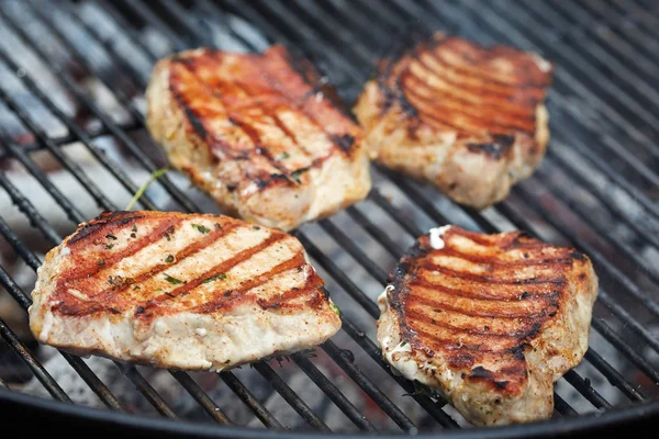 Fleisch auf dem Grill — Stockfoto