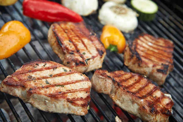Beredda kött på grillen — Stockfoto
