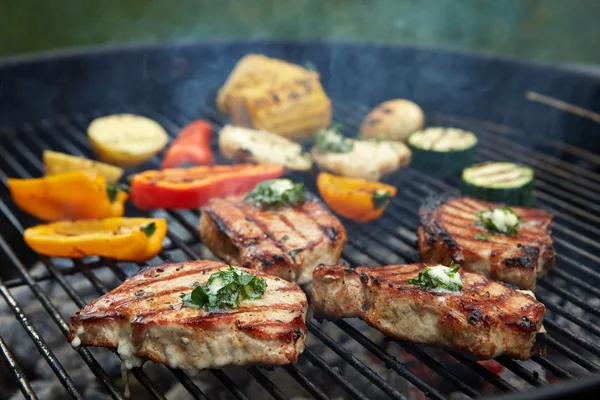 Beredda kött på grillen — Stockfoto