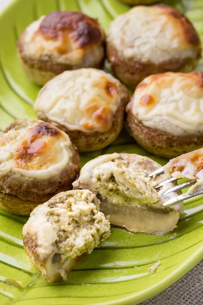 Cogumelo recheado com queijo — Fotografia de Stock